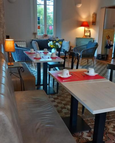 ベドアンにあるLa Garanceのテーブル、ソファ、椅子が備わるレストラン