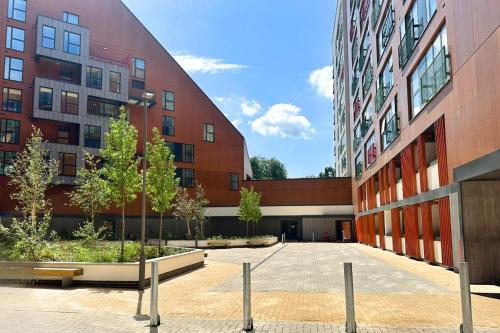 a courtyard in front of two tall buildings at Grand Exchange near Ascot 2 bed with Parking in Bracknell