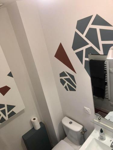 La salle de bains est pourvue de toilettes et d'une télévision murale. dans l'établissement Calme et idéalement placé, à Avignon