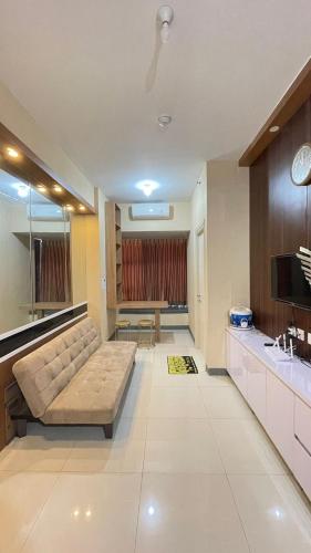 a large living room with a couch and a table at Apartment Anderson Benson Orchard Tanglin Tower di atas Pakuwon Mall Surabaya Barat in Lontar