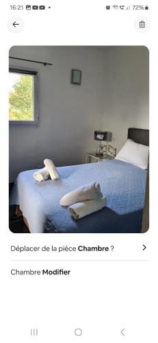 une chambre avec un lit avec deux serviettes dessus dans l'établissement Rez de villa avec jardin, à Porto-Vecchio