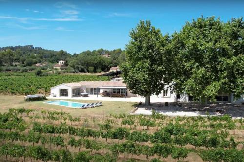 Une Nuit au Cœur d'un Vignoble Provençal Piscine