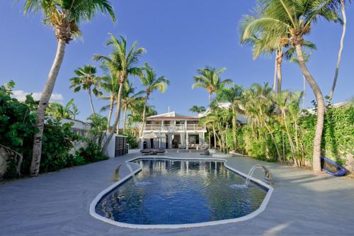 Swimmingpoolen hos eller tæt på Corales