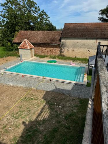 une piscine dans l'arrière-cour d'une maison dans l'établissement La maison Novalia, à La Rouquette