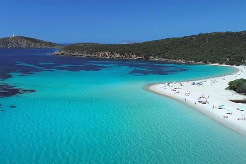 an aerial view of a beach with umbrellas and people at Casa Blu Mare in Pula