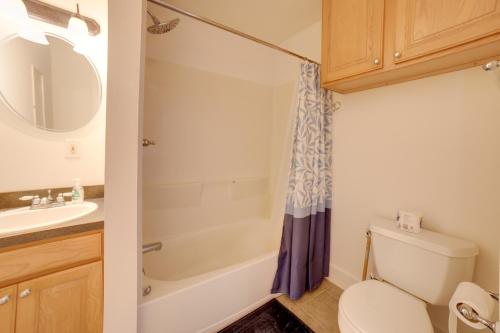 Bilik mandi di Cozy Lowell Studio about 19 Mi to Grand Rapids!