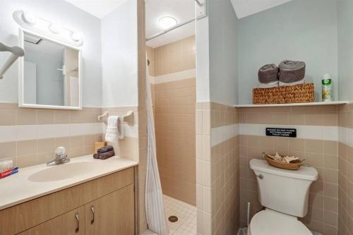 Ένα μπάνιο στο Cozy Oasis Screened Pool, Picturesque Canal Views!