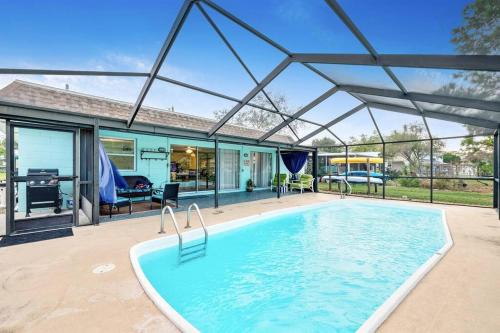 Πισίνα στο ή κοντά στο Cozy Oasis Screened Pool, Picturesque Canal Views!