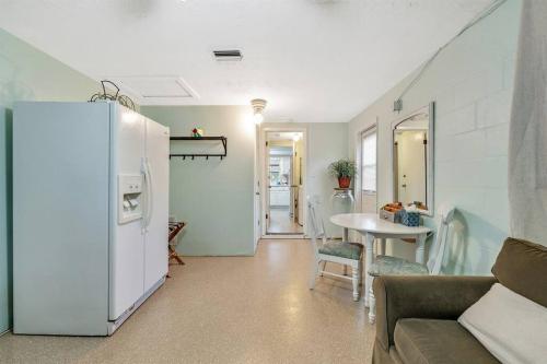 Η κουζίνα ή μικρή κουζίνα στο Cozy Oasis Screened Pool, Picturesque Canal Views!