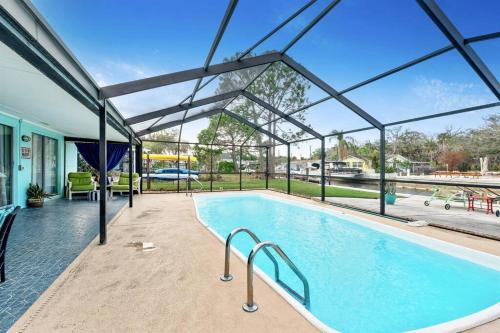 Πισίνα στο ή κοντά στο Cozy Oasis Screened Pool, Picturesque Canal Views!