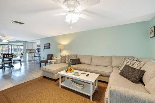 Χώρος καθιστικού στο Cozy Oasis Screened Pool, Picturesque Canal Views!