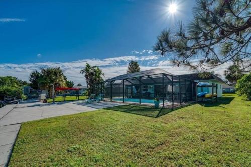 Πισίνα στο ή κοντά στο Cozy Oasis Screened Pool, Picturesque Canal Views!
