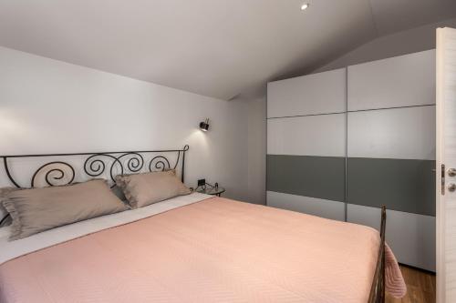Adastra apartments with private parking, sea view and floor heating