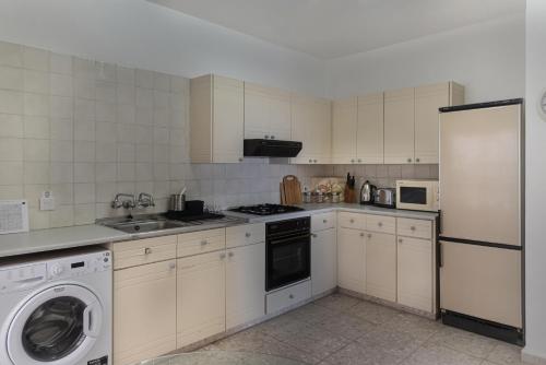 Kuchyň nebo kuchyňský kout v ubytování Phaedrus Living Seaview Phinikoudes Flat