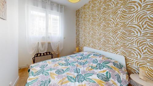 - une chambre avec un lit et un mur à motifs dans l'établissement Le Cour Vitton - Lyon 6ème - Proche Parc Tête d'Or, à Lyon