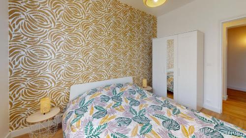 - une chambre avec un lit et un mur à motifs dans l'établissement Le Cour Vitton - Lyon 6ème - Proche Parc Tête d'Or, à Lyon