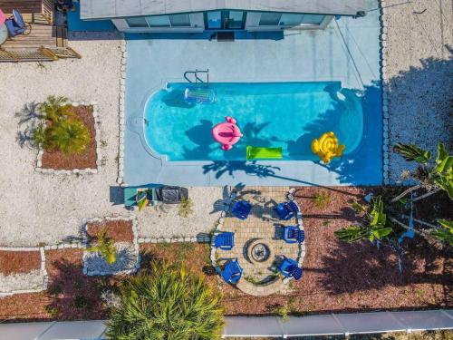 an overhead view of a swimming pool with a pink flamingo at 2br Family Retreat Orlando Full Kitchen in Orlando