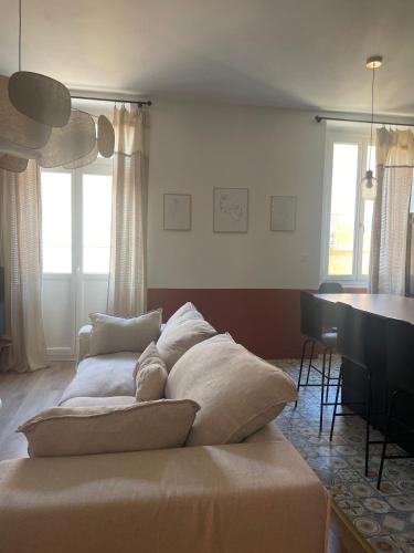 - un lit avec des oreillers dans le salon dans l'établissement Superbe appartement 2 chambres plein centre, à Ajaccio