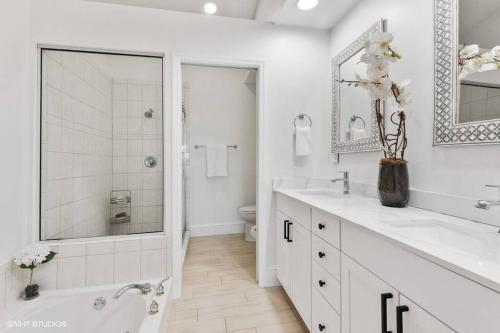 Koupelna v ubytování Mariners 210 Great Location with Marina Views