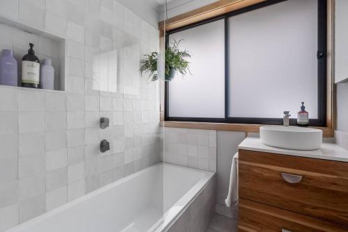 Bilik mandi di Peaceful Beachside Home