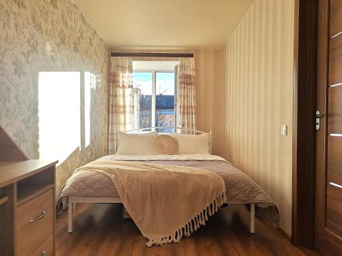 Postel nebo postele na pokoji v ubytování Двокімнатна квартира навпроти Театру Гоголя у центрі Полтави Мережа AlexApartments Документи для відряджень Безконтактне заселення цілодобово