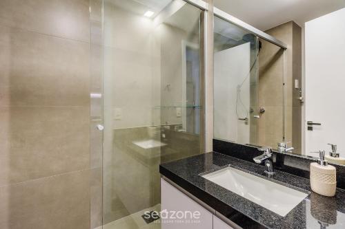 a bathroom with a sink and a shower at Studio de Alto Padrão no Moinhos GOS1007 in Auxiliadora