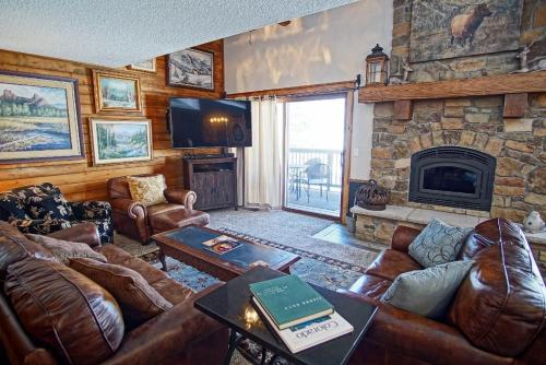 Χώρος καθιστικού στο Deck with Views, Gas Grill, Renovated Luxurious Townhome on Burgess Creek