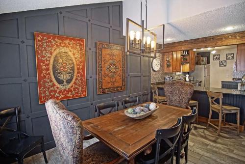 Η κουζίνα ή μικρή κουζίνα στο Deck with Views, Gas Grill, Renovated Luxurious Townhome on Burgess Creek