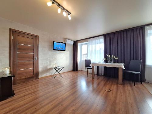 TV a/nebo společenská místnost v ubytování Двокімнатна квартира навпроти Театру Гоголя у центрі Полтави Мережа AlexApartments Документи для відряджень Безконтактне заселення цілодобово