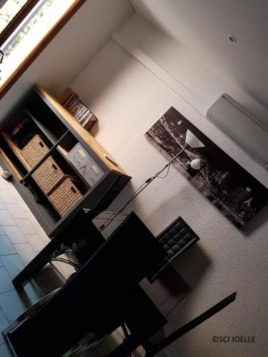 d'un salon avec une table. dans l'établissement Eolh, à Gréoux-les-Bains