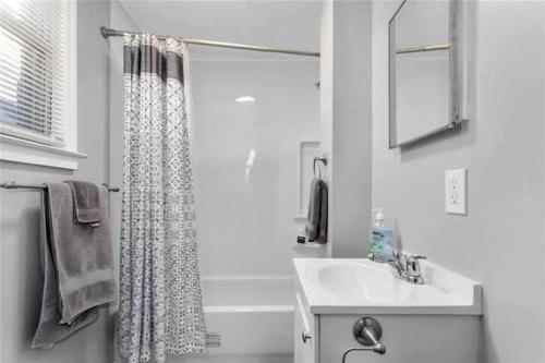 Ένα μπάνιο στο The Twin Bells!!! Rent Two Homes Side by Side