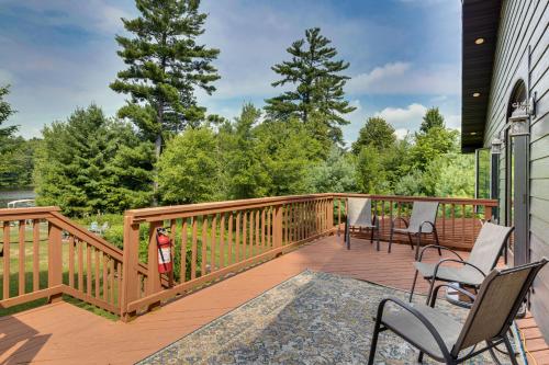 Μπαλκόνι ή βεράντα στο Lake Arbutus Cabin Private Dock and Pontoon Rental!