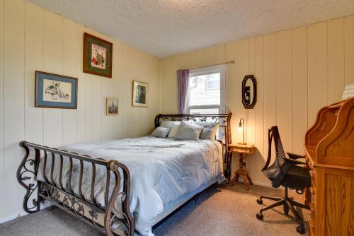 Un dormitorio con una cama y una ventana y una silla. en Charming Historic Portland Home Near Downtown, en Portland