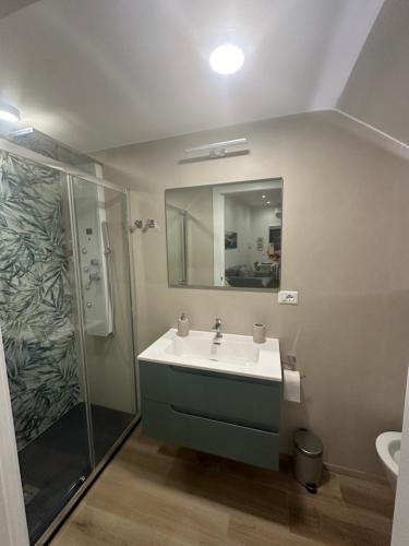 Et badeværelse på Taormina Miramare Home