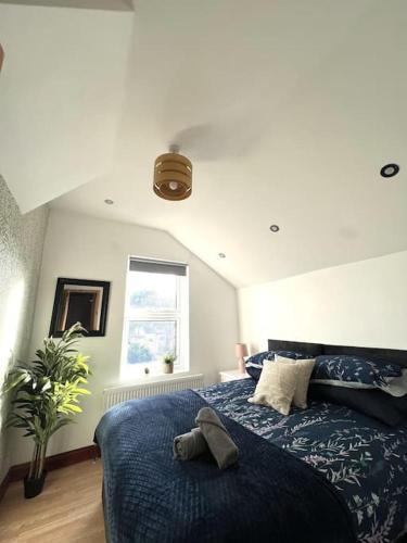 ワトフォードにあるSpacious 3BR House - Contractors, Hospital, Familyの青い毛布が掛けられた大きなベッドのある寝室