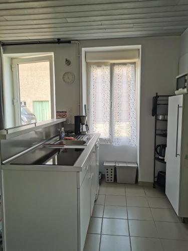Il comprend une cuisine équipée d'un évier et d'un réfrigérateur. dans l'établissement Chez Norbert, à Quarré-les-Tombes