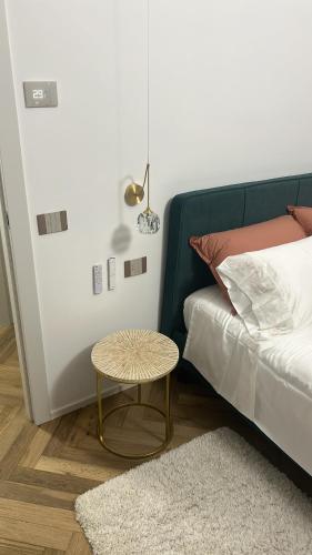 a room with a bed and a table next to a bed at Eco Chic in Monza