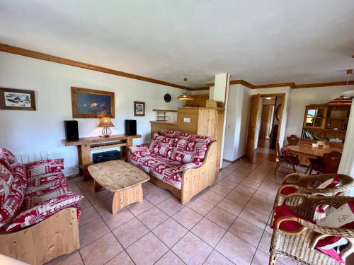 un salon avec un canapé et une table dans l'établissement Appartement ski aux pieds, 2 chambres, terrasse et parking couvert - La Clusaz - FR-1-459-49, à La Clusaz