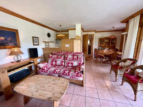 un salon avec un canapé et une table dans l'établissement Appartement ski aux pieds, 2 chambres, terrasse et parking couvert - La Clusaz - FR-1-459-49, à La Clusaz