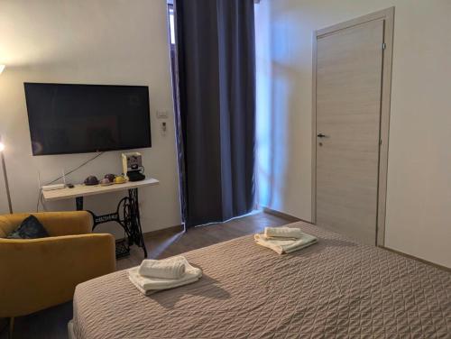 Postel nebo postele na pokoji v ubytování N amuri room a due passi del mare