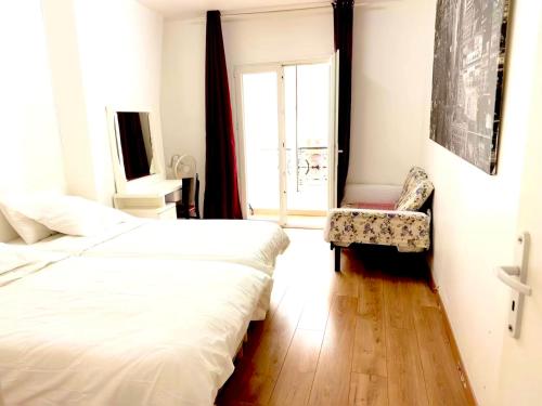 une chambre avec un lit, une chaise et une fenêtre dans l'établissement Bastillle two bedroom APT, à Paris