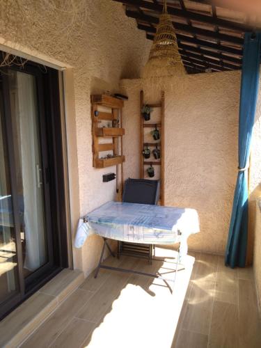 - une table sur la terrasse d'une maison dans l'établissement Studio week-end mer, à Saint-Cyr-sur-Mer