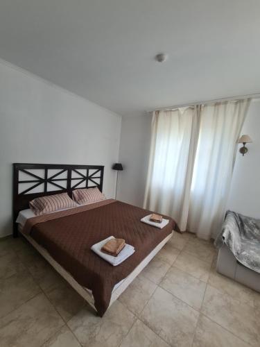 ein Schlafzimmer mit einem großen Bett mit zwei Handtüchern darauf in der Unterkunft Apartment Almi - The Cliff Obzor in Obsor