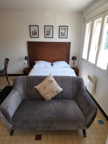 - un canapé avec un oreiller dans l'établissement Roosevelt, à Amiens