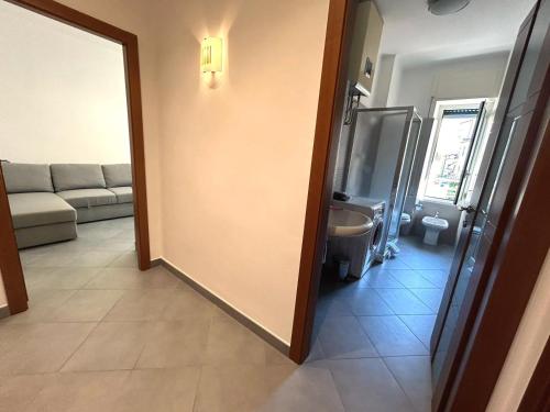una camera con bagno dotato di lavandino e specchio di Riviera Comfort Homes a Sanremo