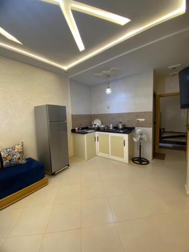 a living room with a couch and a kitchen at مولاي يعقوب in Fès