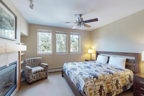 Un dormitorio con una cama y un ventilador de techo. en Fraser Crossing 3404, en Winter Park