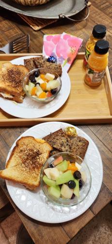 twee borden eten met toast en fruit op een tafel bij White Squirrel Cottage in Crawfordville