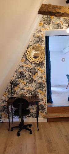 un bureau avec un miroir à côté d'un mur dans l'établissement Vacances à Sarlat, à Sarlat-la-Canéda