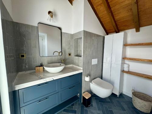 Ένα μπάνιο στο Window to the Morrish Castle